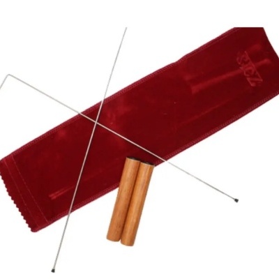 Varões metálicos com cabos de madeira e bolsa de tecido vermelho