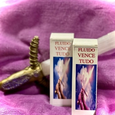 Dois frascos com rótulos FLUIDO VENCE TUDO sobre tecido roxo com adaga dourada ao fundo