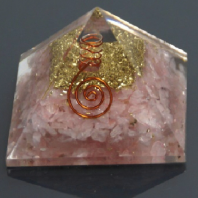 Pirâmide decorativa em resina com partículas douradas, rosa e espiral de cobre