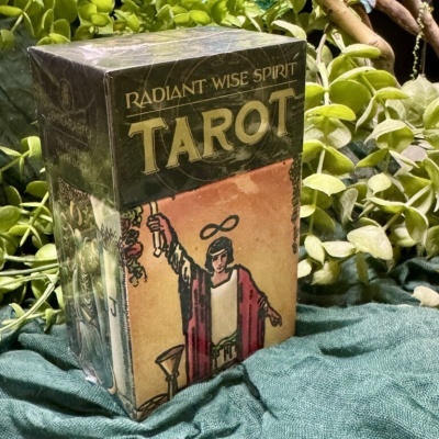 Caixa de tarot tradicional com desenho do Mago e texto dourado