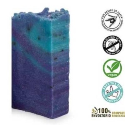 Sabonete azul e roxo com símbolos de ingredientes e sustentabilidade ao lado
