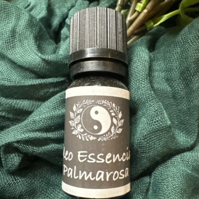 Frasco de óleo essencial Palmarosa com rótulo preto e branco sobre fundo verde