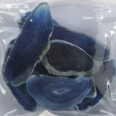 Placas de ágata azul em saco plástico