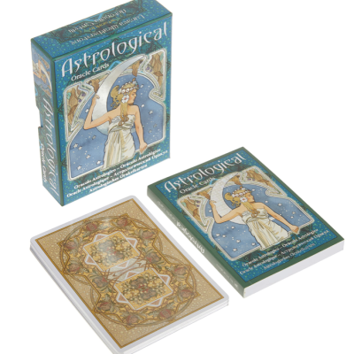 Caixa, manual e cartas do conjunto Astrological Oracle Cards com design clássico e cores azul, bege e dourado