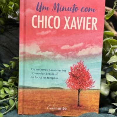 Capa de livro colorida com título Um Minuto com CHICO XAVIER e imagem de árvore vermelha