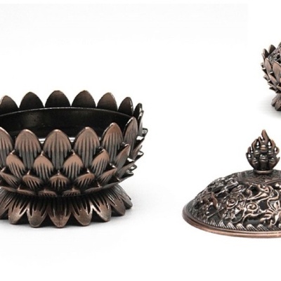 caixa decorativa em metal bronze com padrão de folhas e tampa floral