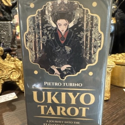 Caixa de UKIYO TAROT com ilustração e texto em verde-escuro e dourado