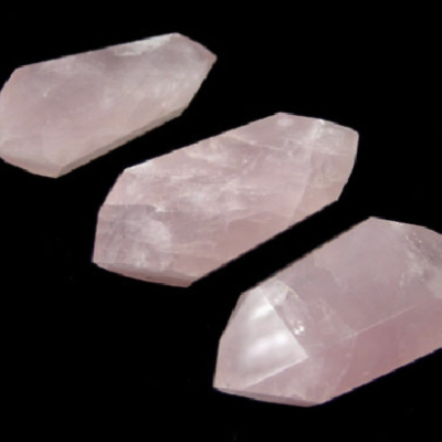Cristais de quartzo rosa em fundo preto