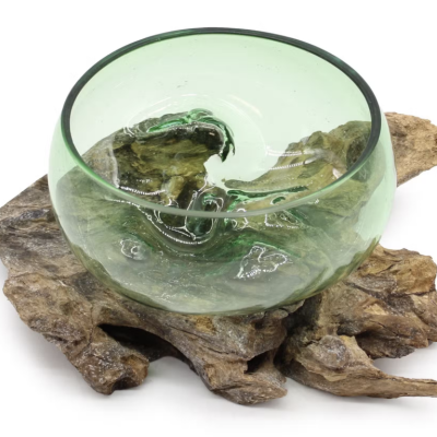 Vaso verde de vidro sobre base de madeira rústica