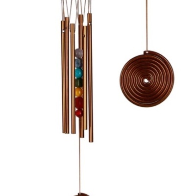 Sino dos ventos de metal dourado com tubos, esferas coloridas e discos circulares marrons