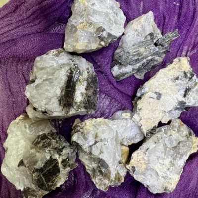 Pedras brutas em tecido roxo