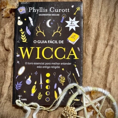 Livro O Guia Fácil de Wicca e colar pentagrama em fundo castanho