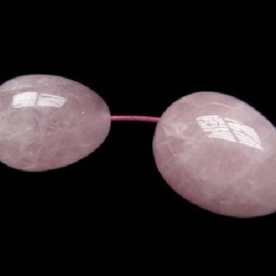 Contas ovais de pedra rosa translúcida em fio rosa