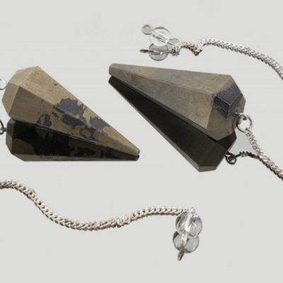 Dois pendulums de pedra cinza com correntes metálicas prateadas