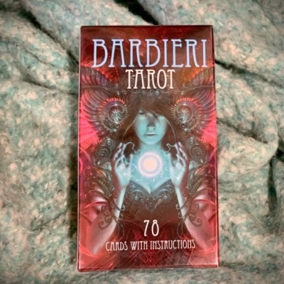 Caixa do baralho Barbieri Tarot com imagem artística e texto em inglês