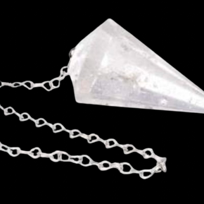 Pêndulo de cristal translúcido com corrente prateada em fundo preto