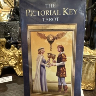 Caixa de tarot com duas figuras medievais a brindar com taças