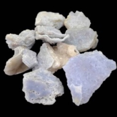 Conjunto de pedras de cores claras sobre fundo preto