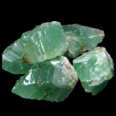 Minerais verdes translúcidos brutos com inclusões castanhas