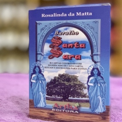 Caixa de baralho Santa Sara com figuras femininas azuis e árvore
