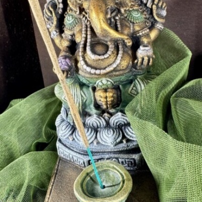 Estátua decorativa de Ganesha com incenso aceso na base