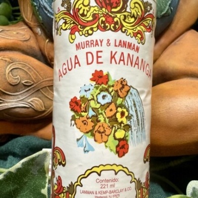 Garrafa de Água de Kananga com rótulo floral colorido