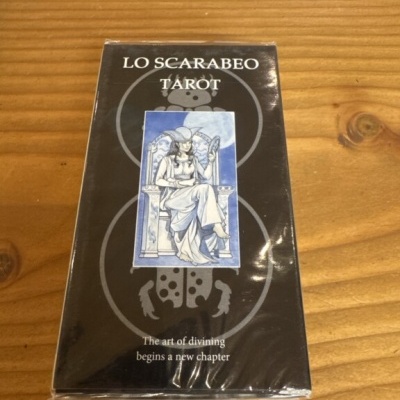 Baralho de tarot Lo Scarabeo na embalagem com ilustração azul e branca na capa