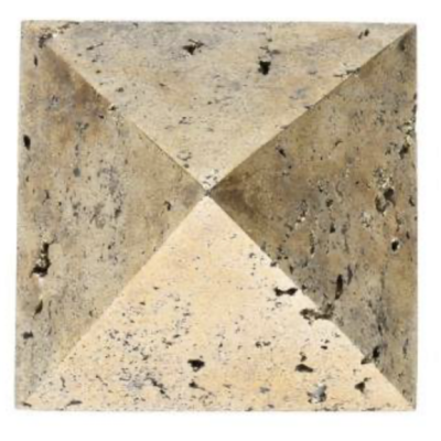 Elemento decorativo quadrado em pedra bege com textura e relevo