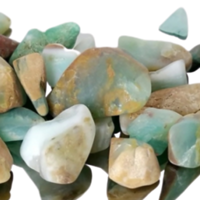 Pedras naturais polidas em tons de verde, azul e castanho
