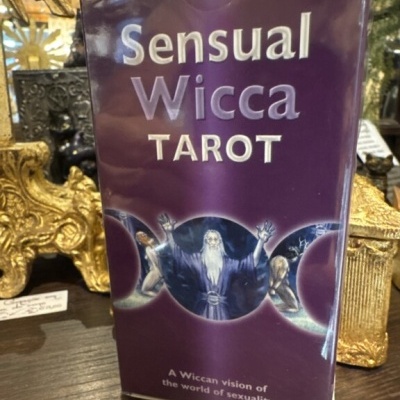Caixa de baralho Sensual Wicca Tarot com capa roxa e imagem mística