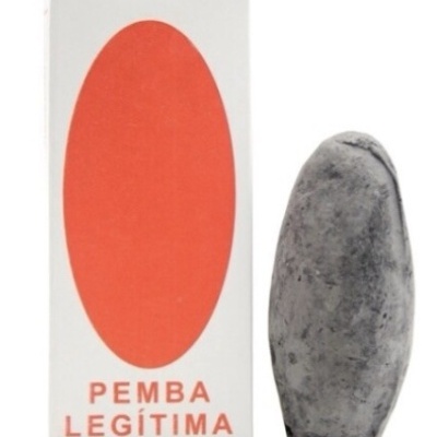 Caixa branca com oval vermelho e texto PEMBA LEGÍTIMA ao lado de pedra cinzenta