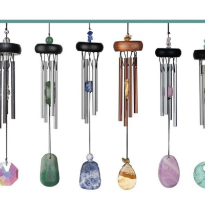 Sinos de vento pendurados com varas metálicas e pedras coloridas