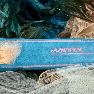 Caixa azul de incenso AMBER com decoração de flor Himalayan e penas azuis ao redor