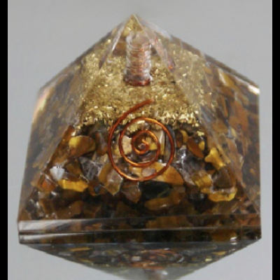 Pirâmide orgonite transparente com pedras minerais e espiral de arame cobre