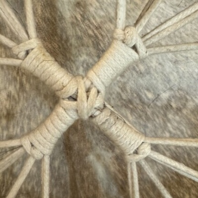 cordas de algodão branco entrelaçadas sobre pele marrom manchada