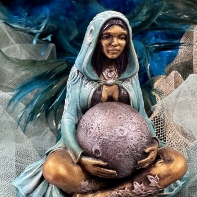 Estátua decorativa com mulher segurando esfera da lua