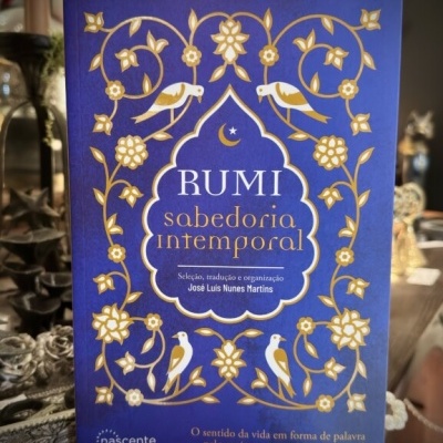 Livro RUMI sabedoria intemporal com capa azul e decoração dourada
