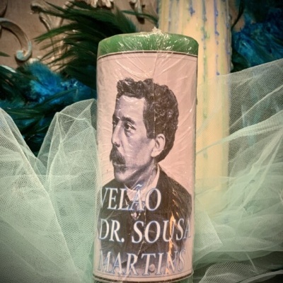 Vela verde com rótulo mostrando homem e texto VELÃO DR. SOUSA MARTINS