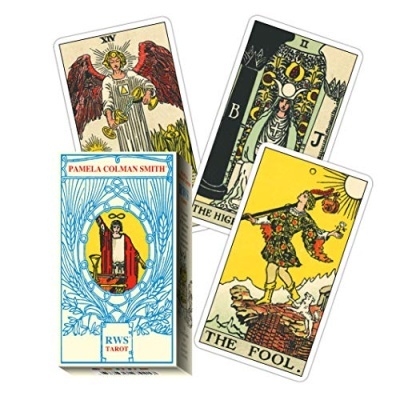 Baralho de tarot RWS com três cartas visíveis e caixa com padrão azul e ilustração central