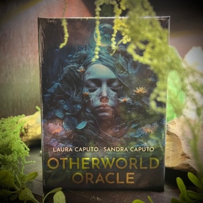Baralho de oráculo OTHERWORLD ORACLE com rosto feminino e natureza na caixa