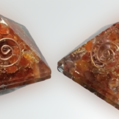 Duas pirâmides transparentes com pedras coloridas e espiral de metal