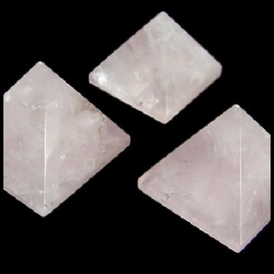 Três cristais quadrados rosa claro sobre fundo preto