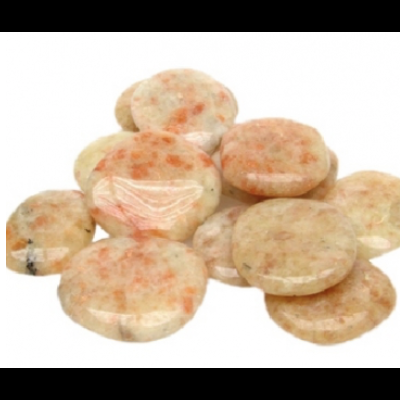Pedras redondas polidas com tons de laranja, branco e bege