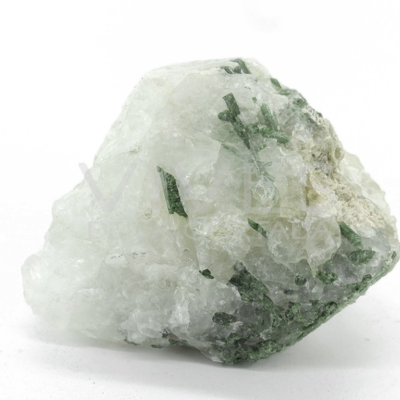 Mineral branco com inclusões verdes sobre fundo branco