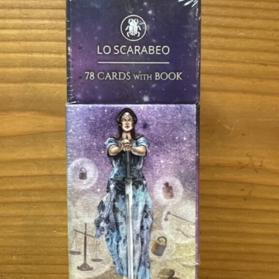 Caixa de tarô Lo Scarabeo com ilustração de mulher e espada.