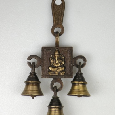 Castiçal de metal com três sinos e figura de Ganesha dourada