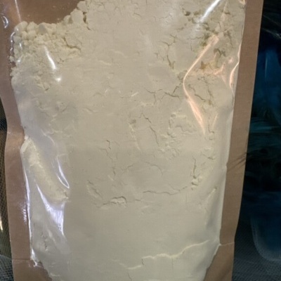 Saco de papel castanho com pó branco visível através de janela transparente