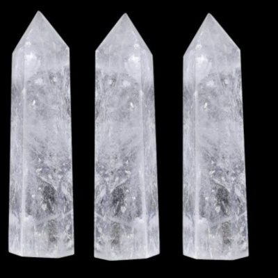Três obeliscos de cristal transparente sobre fundo preto