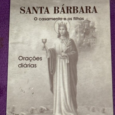 Capa de livro SANTA BÁRBARA com ilustração de santa e texto em português