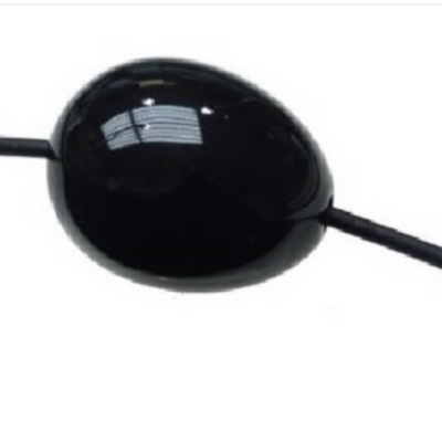 Objeto oval preto brilhante com cabo preto fino